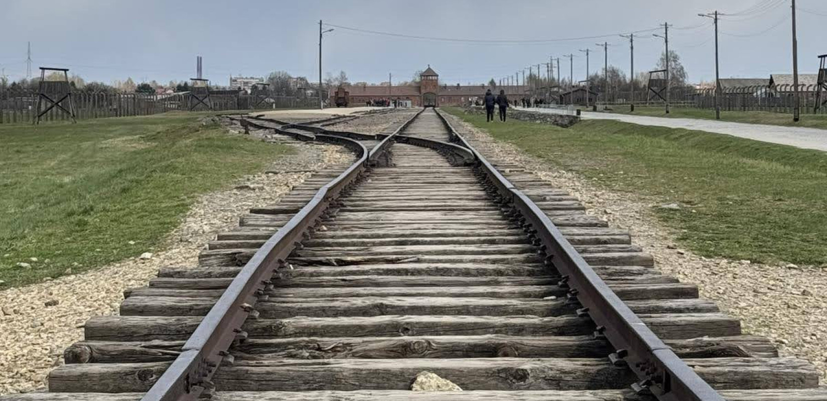 Θεσσαλονίκη: Ένα κορίτσι «αφηγείται» τη φρίκη των στρατοπέδων θανάτου Άουσβιτς-Μπίρκεναου