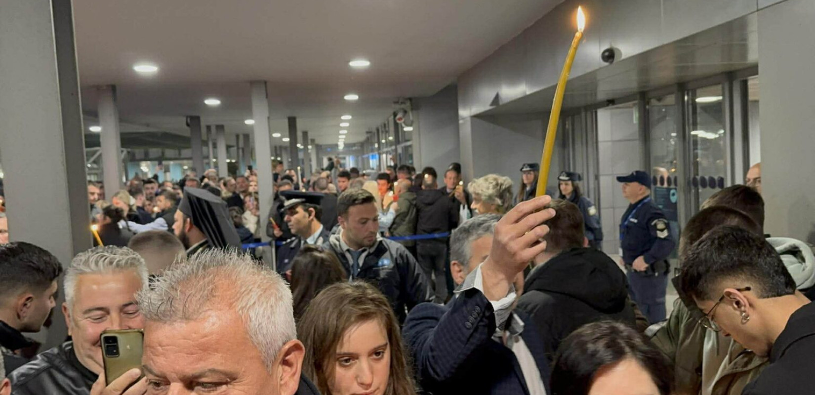 Στη Θεσσαλονίκη το Άγιο Φως - Πλήθος πιστών στο αεροδρόμιο «Μακεδονία» (φωτο και βίντεο)