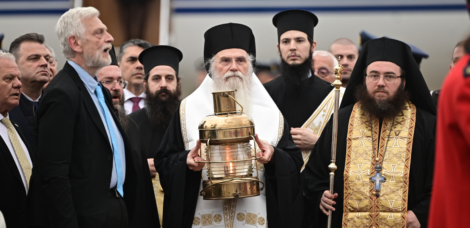 Έφτασε στην Αθήνα το Άγιο Φως από την Ιερουσαλήμ -Πρώτος σταθμός το Μετόχι του Παναγίου Τάφου στην Πλάκα  (βίντεο)