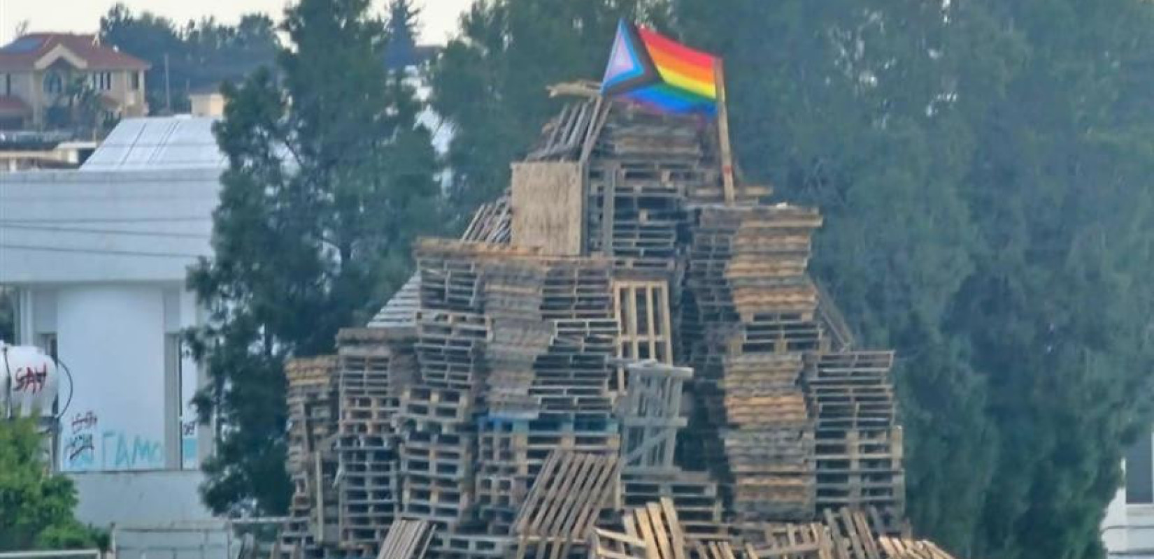 Ομοφοβικό μίσος στη Κύπρο: Αντί για τον Ιούδα έκαψαν σημαίες της ΛΟΑΤΚΙ+ κοινότητας