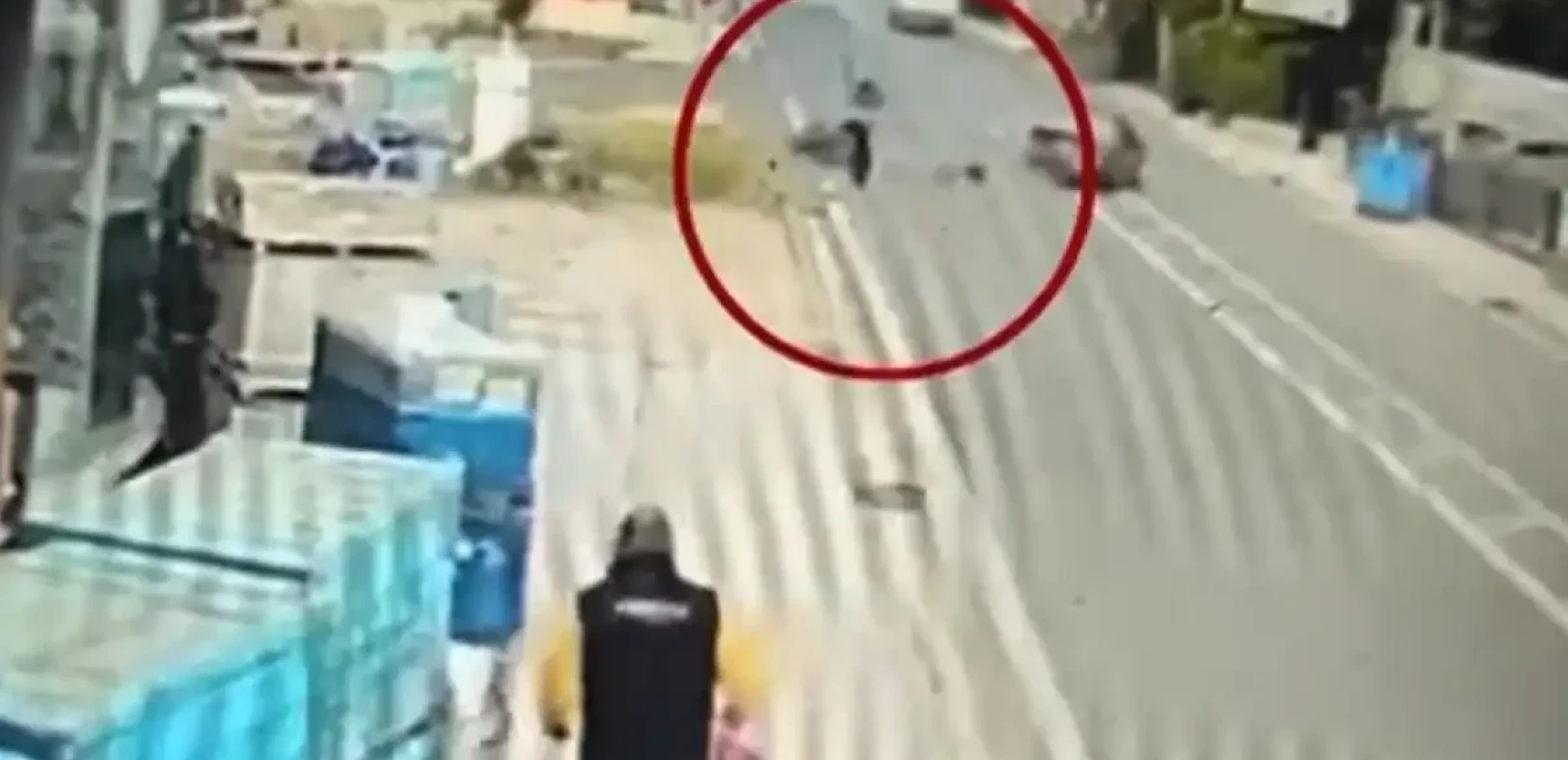 Σοκαριστικό τροχαίο στην Αρτέμιδα: ΙΧ εμβόλισε μοτοσικλετιστή και τον εγκατέλειψε στο σημείο αβοήθητο (βίντεο)