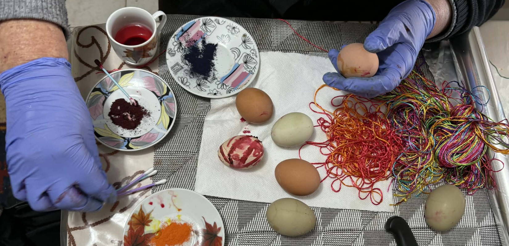 Μεγάλη Πέμπτη: Τα μυστικά μιας 88χρονης για να φτιάξετε αυγά με σχέδια μαζί με τα παιδιά σας (βίντεο)