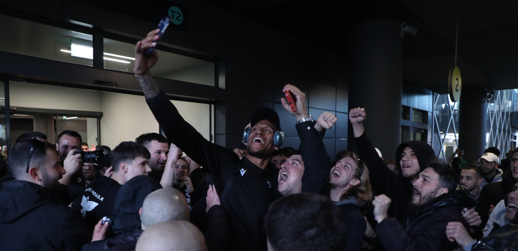 Μπάσκετ - ΠΑΟΚ: Αποθέωση των θριαμβευτών στο αεροδρόμιο «Μακεδονία» (βίντεο)