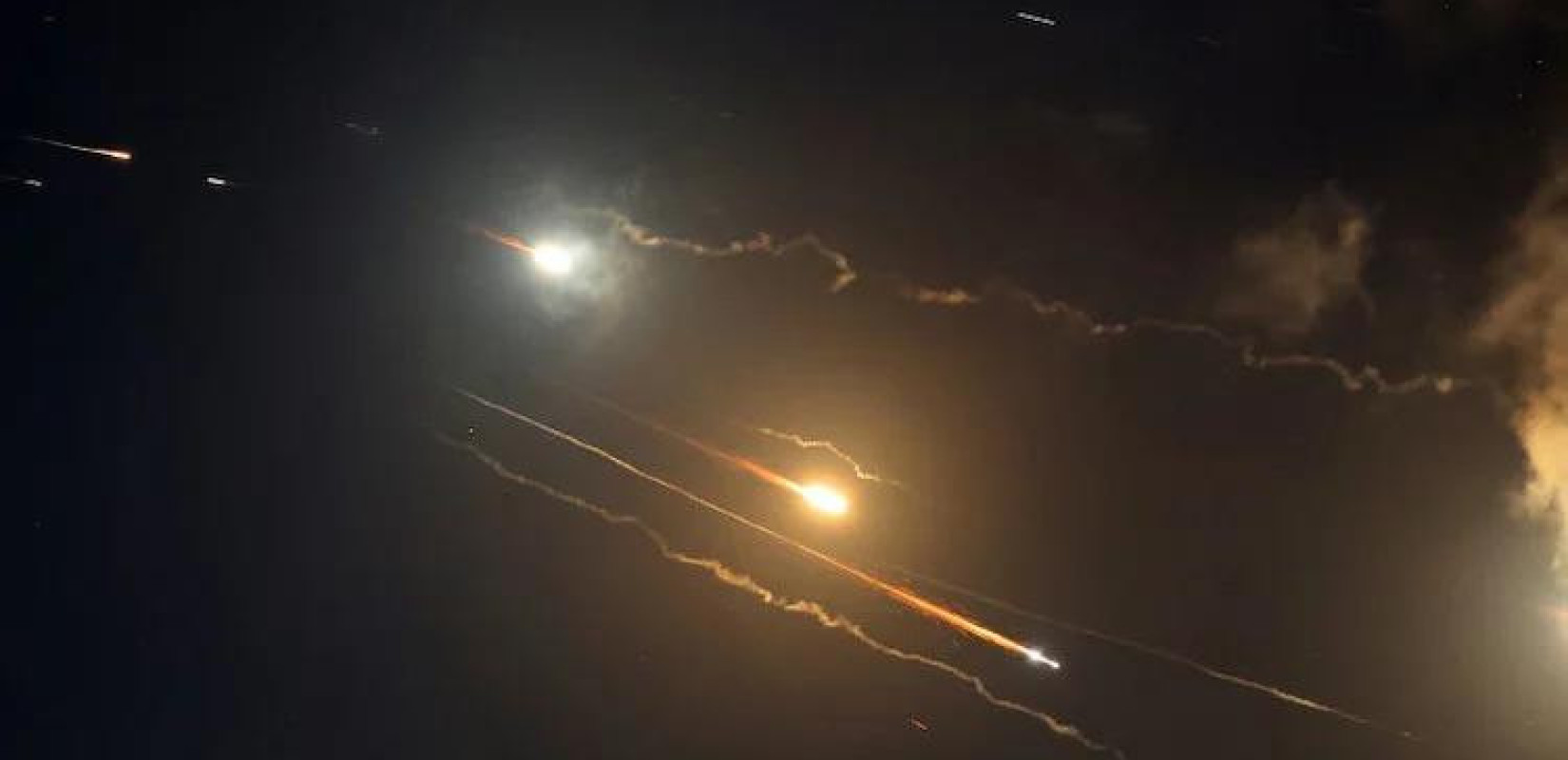 Μαζική πυραυλική επίθεση του Ιράν στον Κόλπο – Σειρήνες και εκρήξεις σε Ντόχα, Μπαχρέιν και Εμιράτα