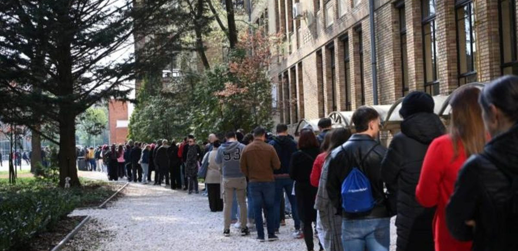 Φωτογρα΄φια από ουρά σε εκλογικό κέντρο στην Ουγγαρία - Πηγή: https://cdn.ttweb.net/News/images/385662.jpg?preset=w800_q70