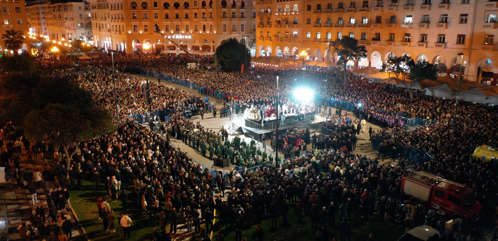 Θεσσαλονίκη: Η Πλατεία Αριστοτέλους «πλημμύρισε» από το φως και την κατάνυξη της συνάντησης των Επιταφίων - Το μήνυμα του Φιλόθεου