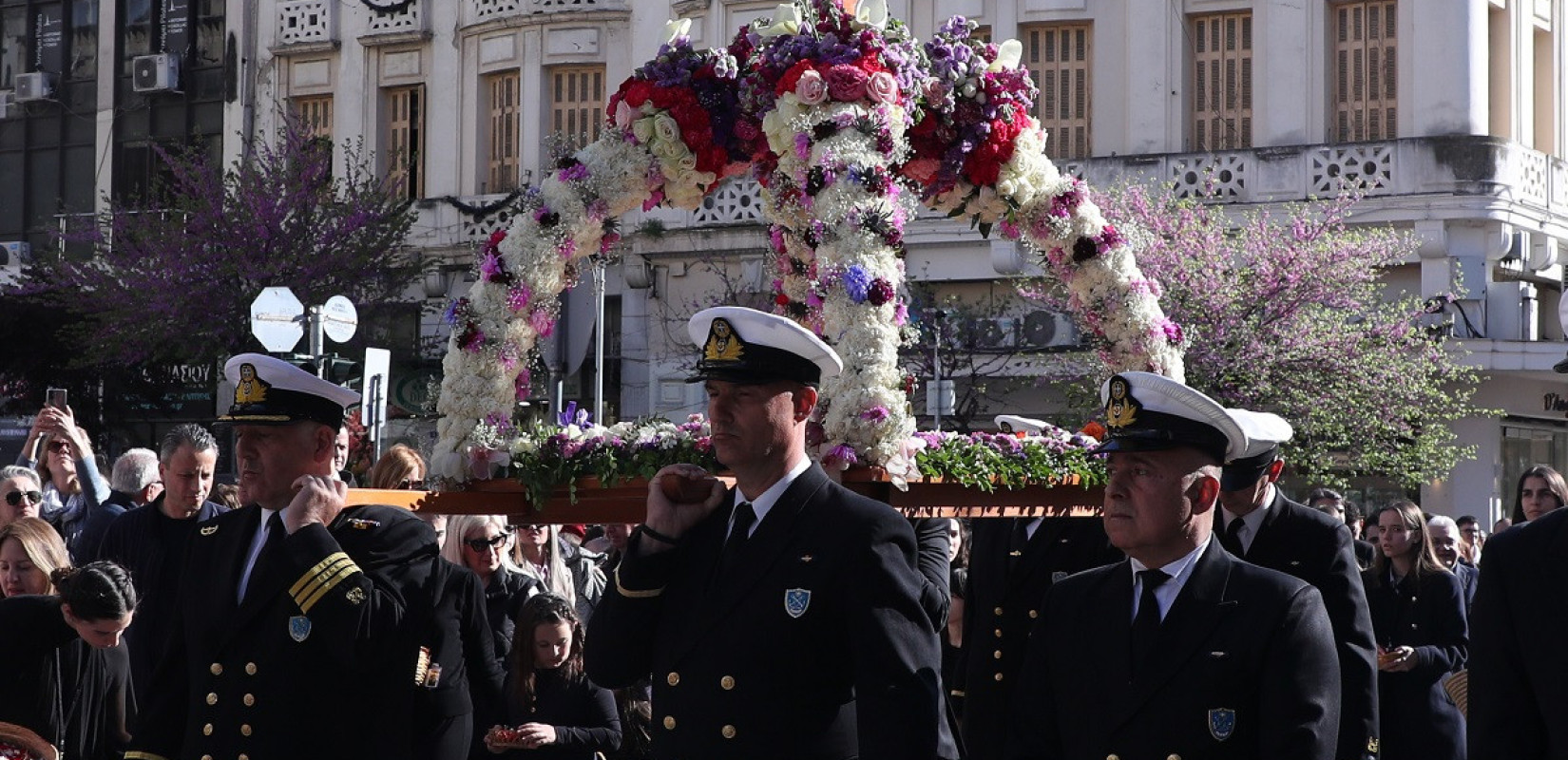 Θεσσαλονίκη: Βούλιαξε από πιστούς το κέντρο κατά την περιφορά του Επιταφίου του Αγίου Μηνά (βίντεο)