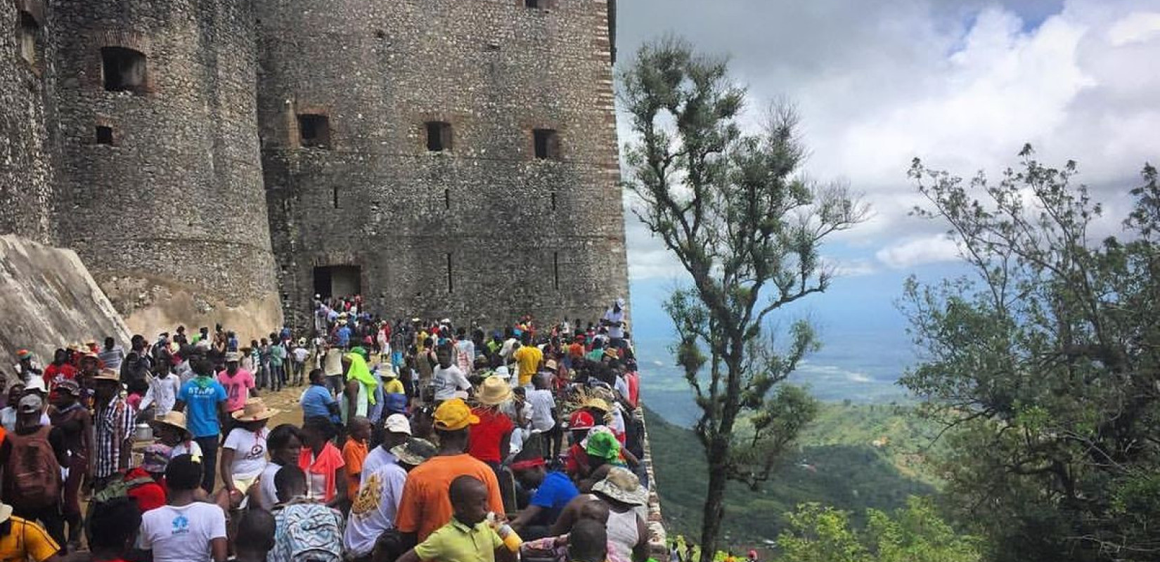 Εικόνα από το αξιοθέατο στην Αϊτή - Πηγή: https://media.lenouvelliste.com/articles/2026-03-24/1774393953_Visiteurs%20%C3%A0%20la%20Citadelle.jpg