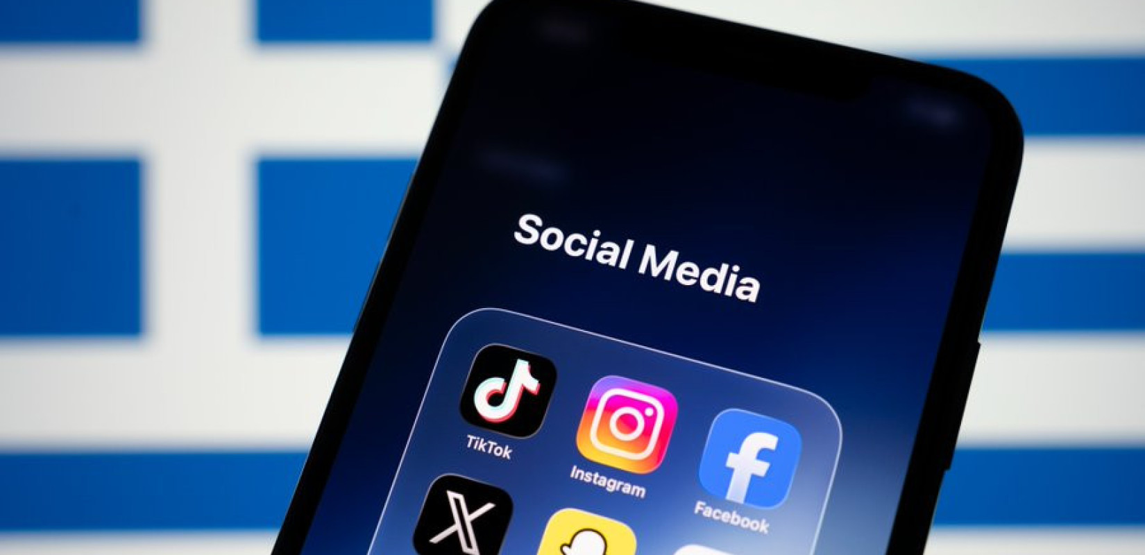 Το ελληνικό «όχι» στα social media για τους κάτω των 15 κάνει τον γύρο του κόσμου