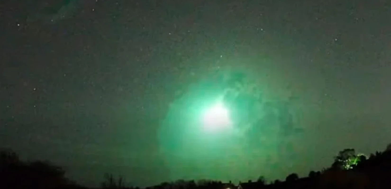 Φαντασμαγορικό θέαμα στη Βρετανία: Πράσινη πύρινη σφαίρα διέσχισε τον ουρανό - Τι ήταν (βίντεο)