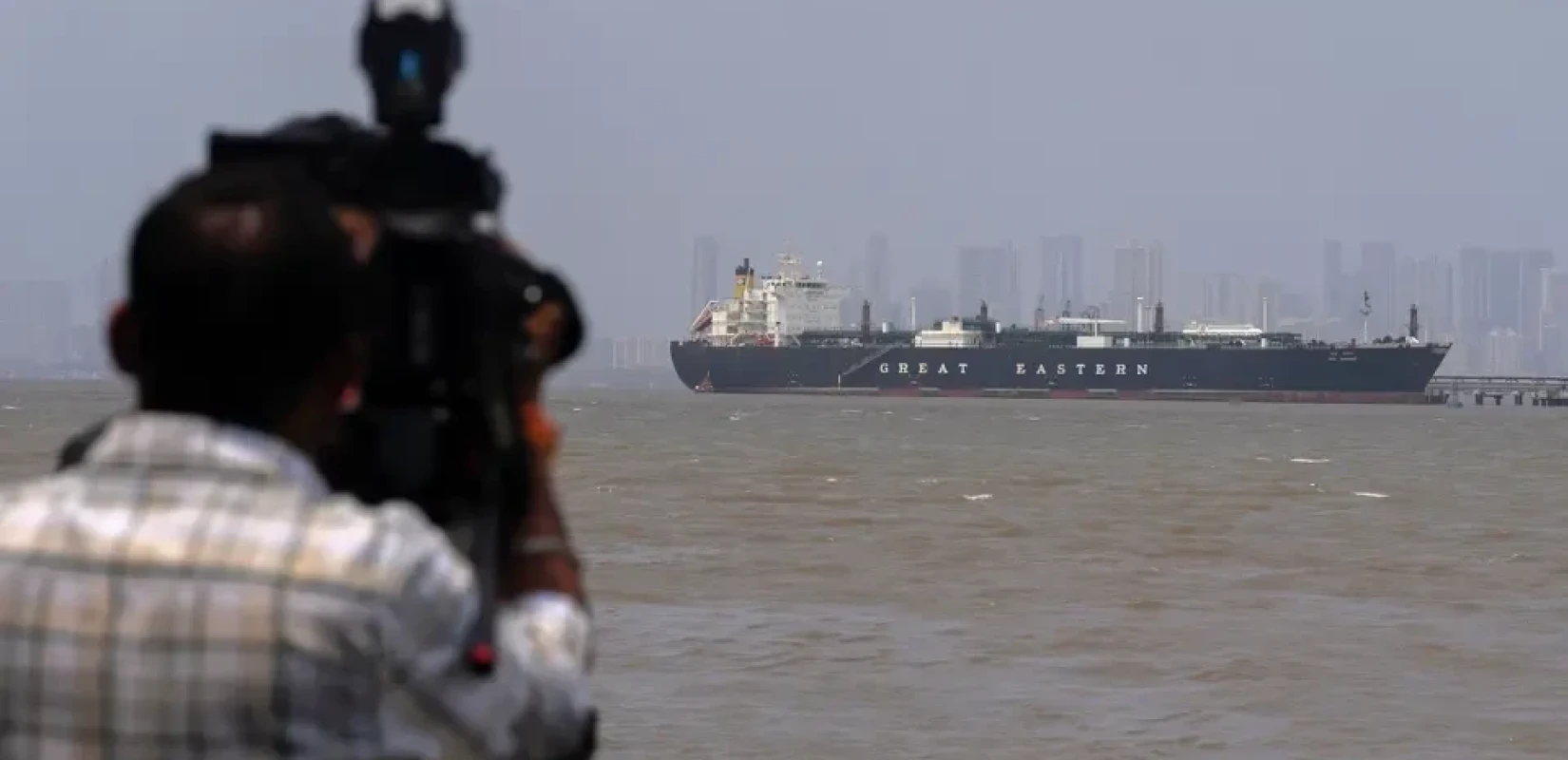 Σε «ασφυξία» η παγκόσμια ναυσιπλοΐα με το κλείσιμο των Στενών του Ορμούζ