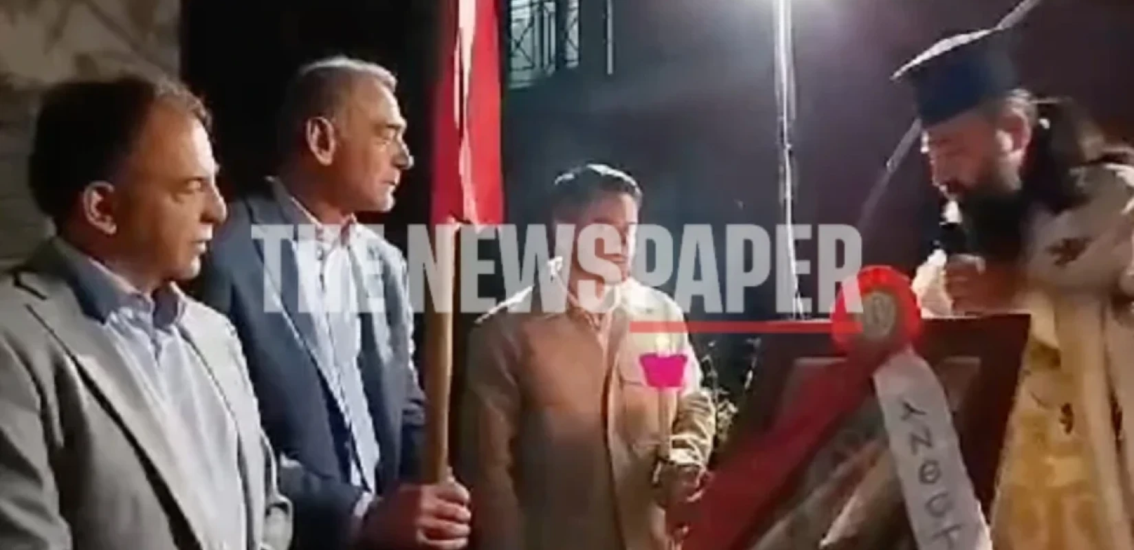 Ιερέας διέκοψε την Ανάσταση μέχρι για να μην ρίξουν πυροτεχνήματα - Δείτε βίντεο