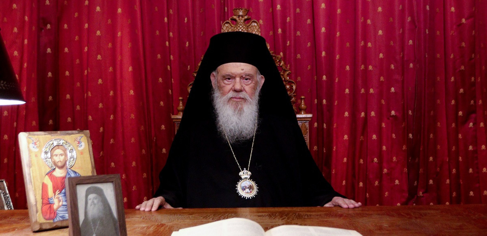 Το αναστάσιμο μήνυμα του Αρχιεπισκόπου Ιερωνύμου: Ο Σταυρός, το Άγιο Φως, η Ανάσταση δεν επιβάλλονται