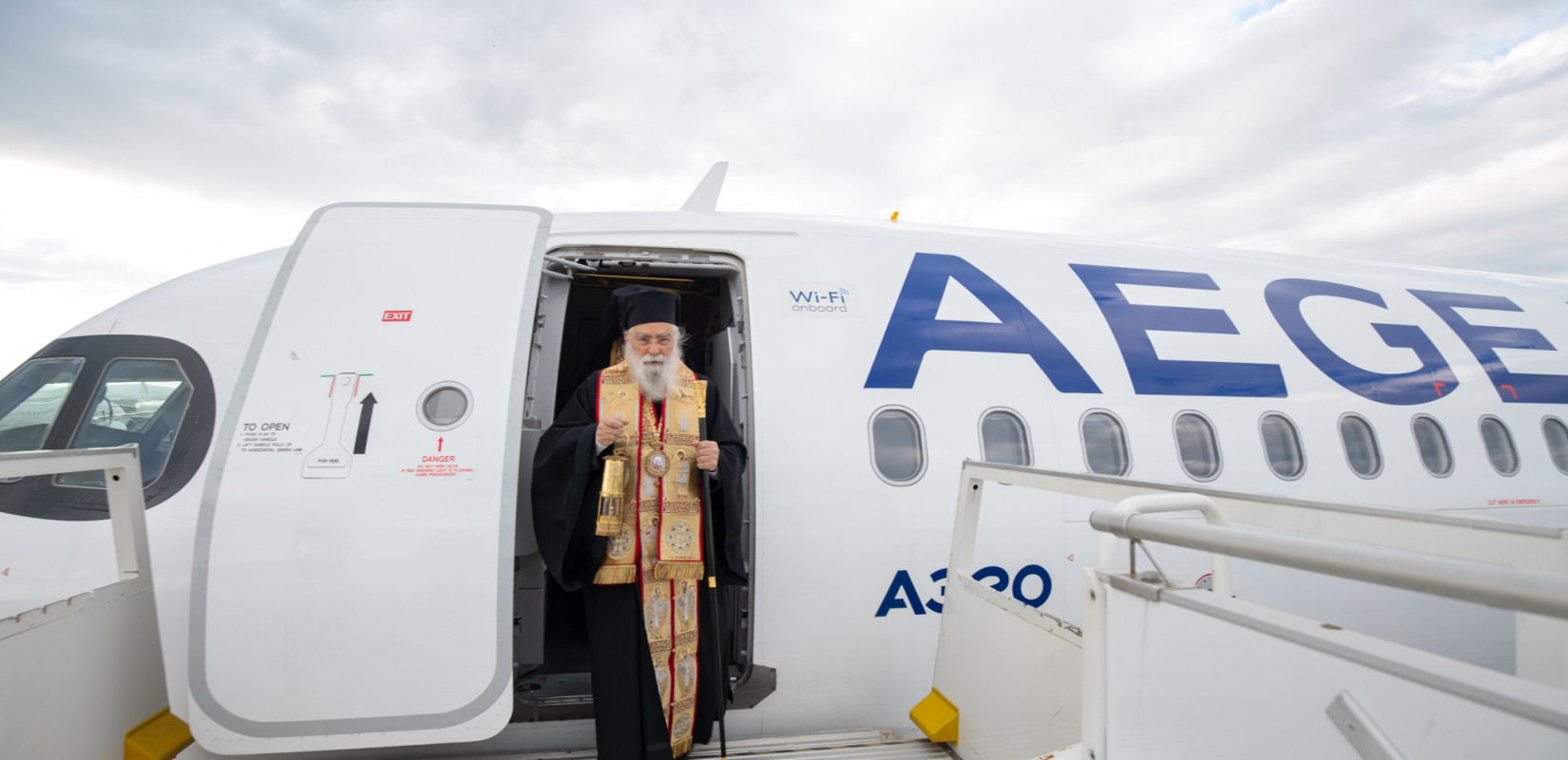 Με ειδική πτήση της AEGEAN έφτασε το Άγιο Φως στην Κύπρο από τα Ιεροσόλυμα