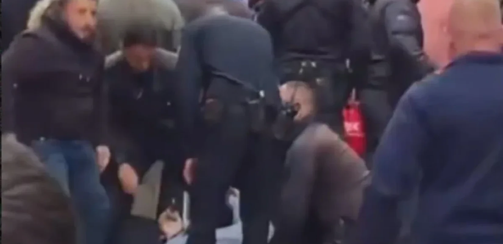 Ισραηλινοί αστυνομικοί κατηγορούνται για βίαιη απώθηση Παλαιστίνιων χριστιανών στην τελετή Αφής του Αγίου Φωτός – Δείτε βίντεο