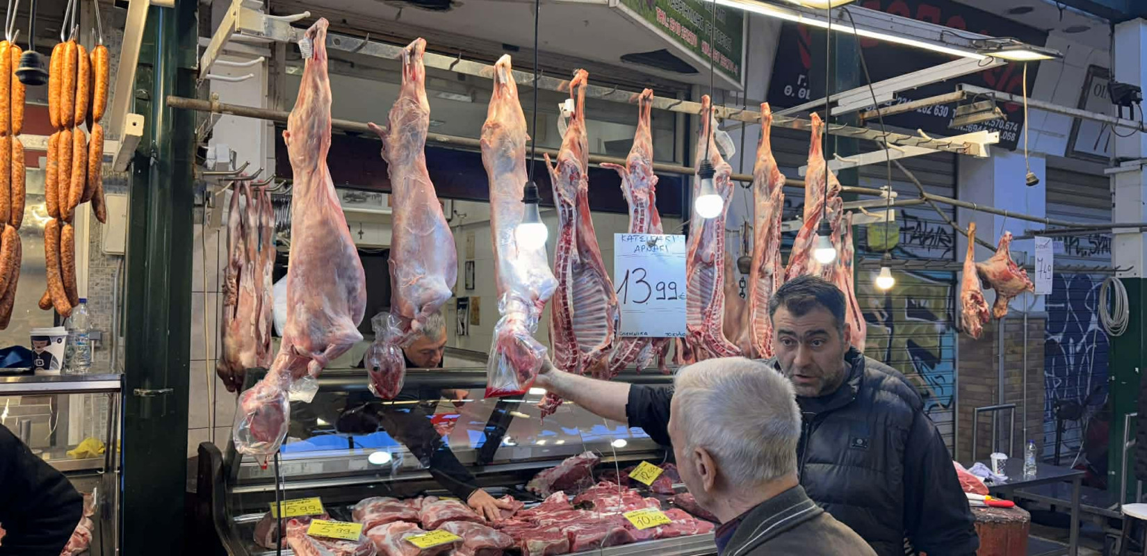 Θεσσαλονίκη: «Βουτιά» στις παραγγελίες για αρνί και κατσίκι- Μειωμένη κατά 20% η ζήτηση στα κρεοπωλεία  λόγω αυξήσεων