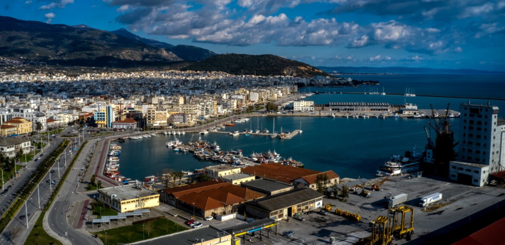 Βόλος: Εξαπλώνεται η «κίτρινη βλέννα» στο λιμάνι – Τι δείχνουν οι μετρήσεις για e-coli