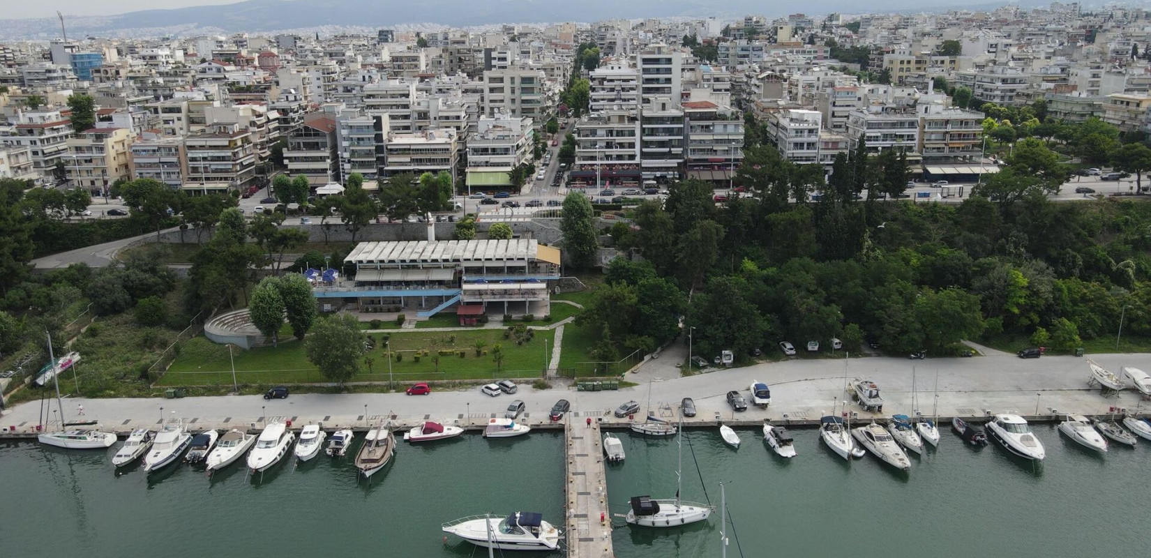 Θεσσαλονίκη: Ημιβύθιση τουριστικού σκάφους στη μαρίνα Καλαμαριάς