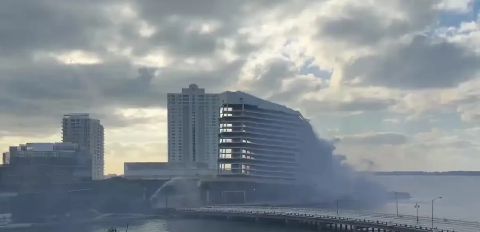 ΗΠΑ: Η στιγμή που ξενοδοχείο 23 ορόφων κατεδαφίζεται και γίνεται σκόνη μέσα σε λίγα δευτερόλεπτα (βίντεο)