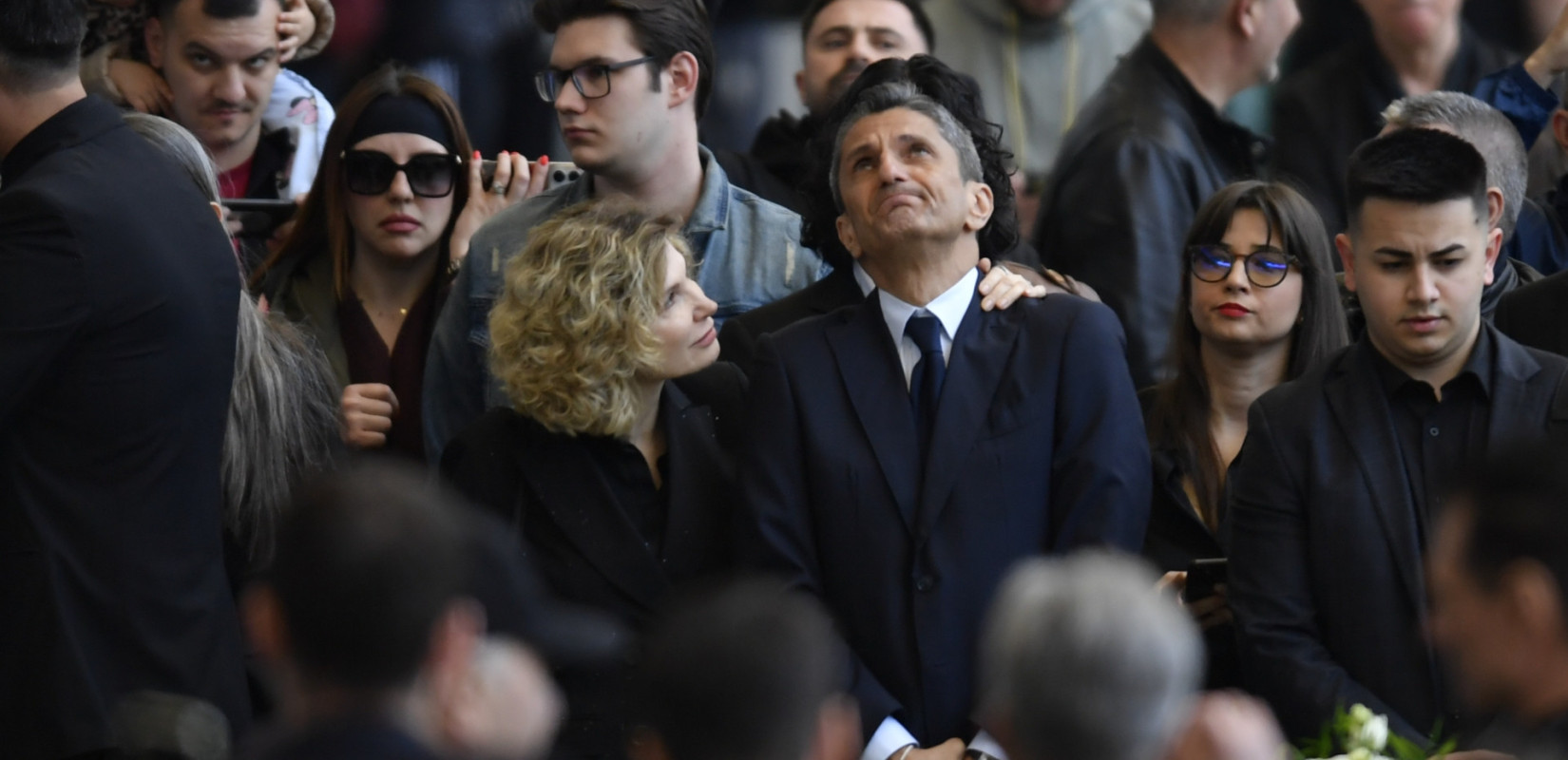 Σε λαϊκό προσκύνημα η σορός του Μιρτσέα Λουτσέσκου - «Έσπασε» ο Ράζβαν (βίντεο)