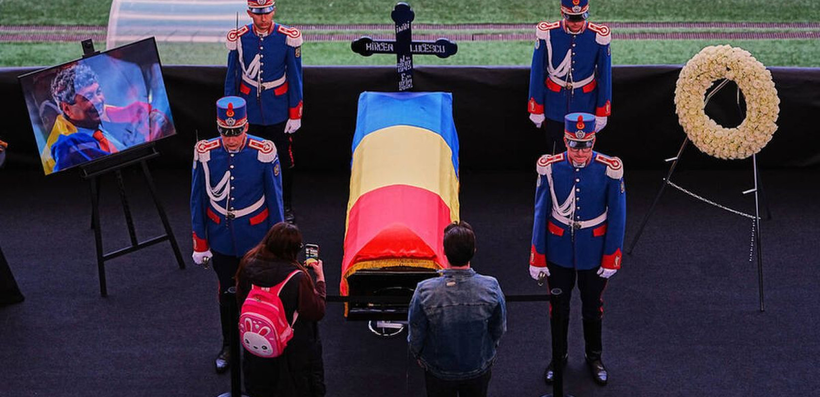 Βουκουρέστι: Στην εκκλησία του Αγίου Ελευθερίου η σορός του Μιρτσέα Λουτσέσκου - Το μεσήμερι η κηδεία με στρατιωτικές τιμές