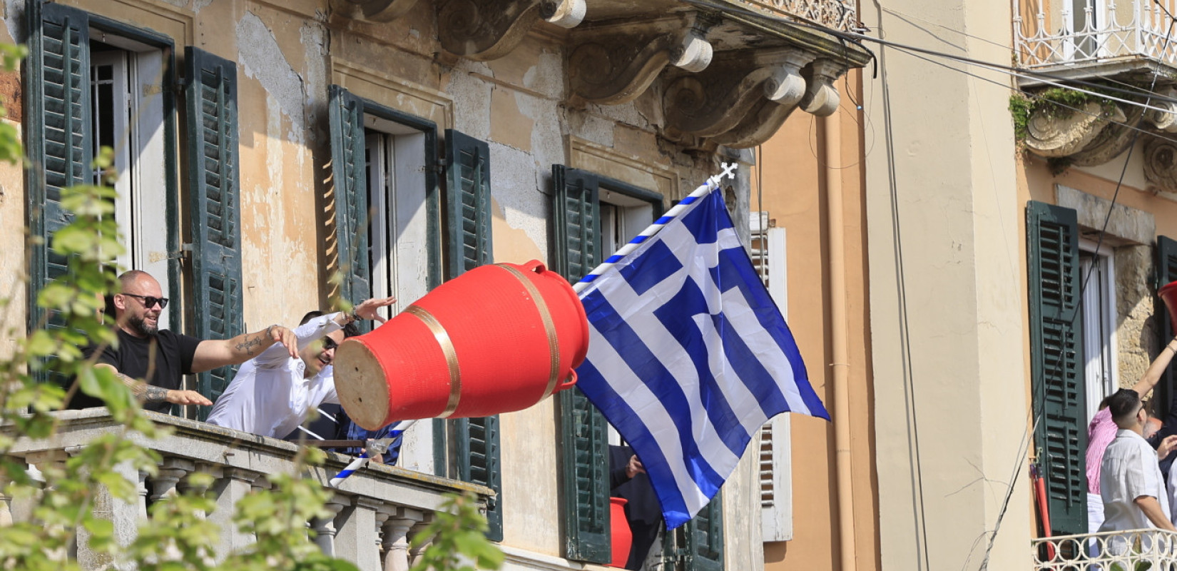 Κέρκυρα: Οι Μπότηδες έστειλαν εκκωφαντικά το μήνυμα της πρώτης Ανάστασης - Δείτε ζωντανά τις εκδηλώσεις