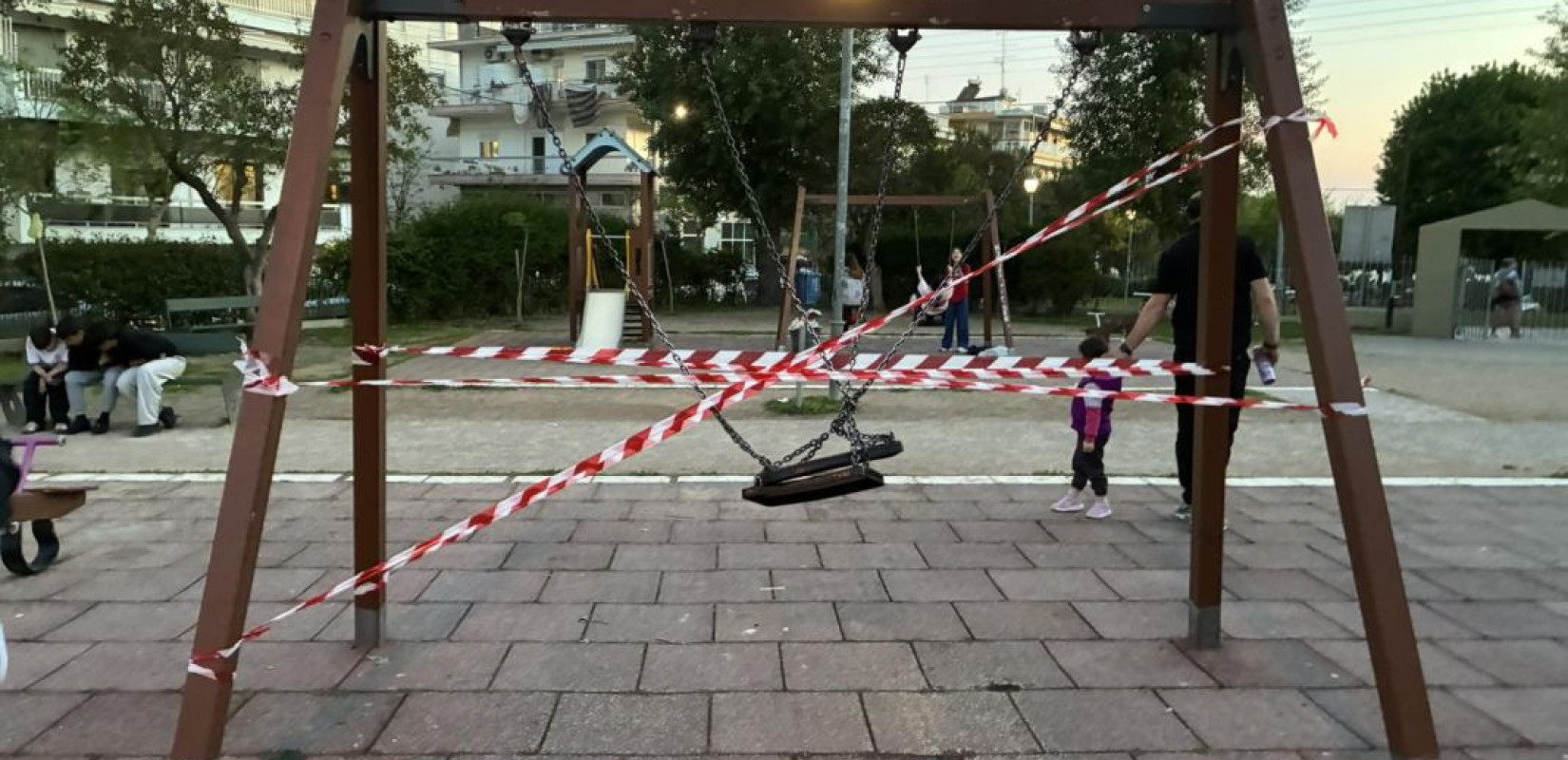 Καλαμαριά: Άγνωστοι αφαίρεσαν βίδες από κούνια σε παιδική χαρά - Για δολιοφθορά κάνει λόγο ο δήμος