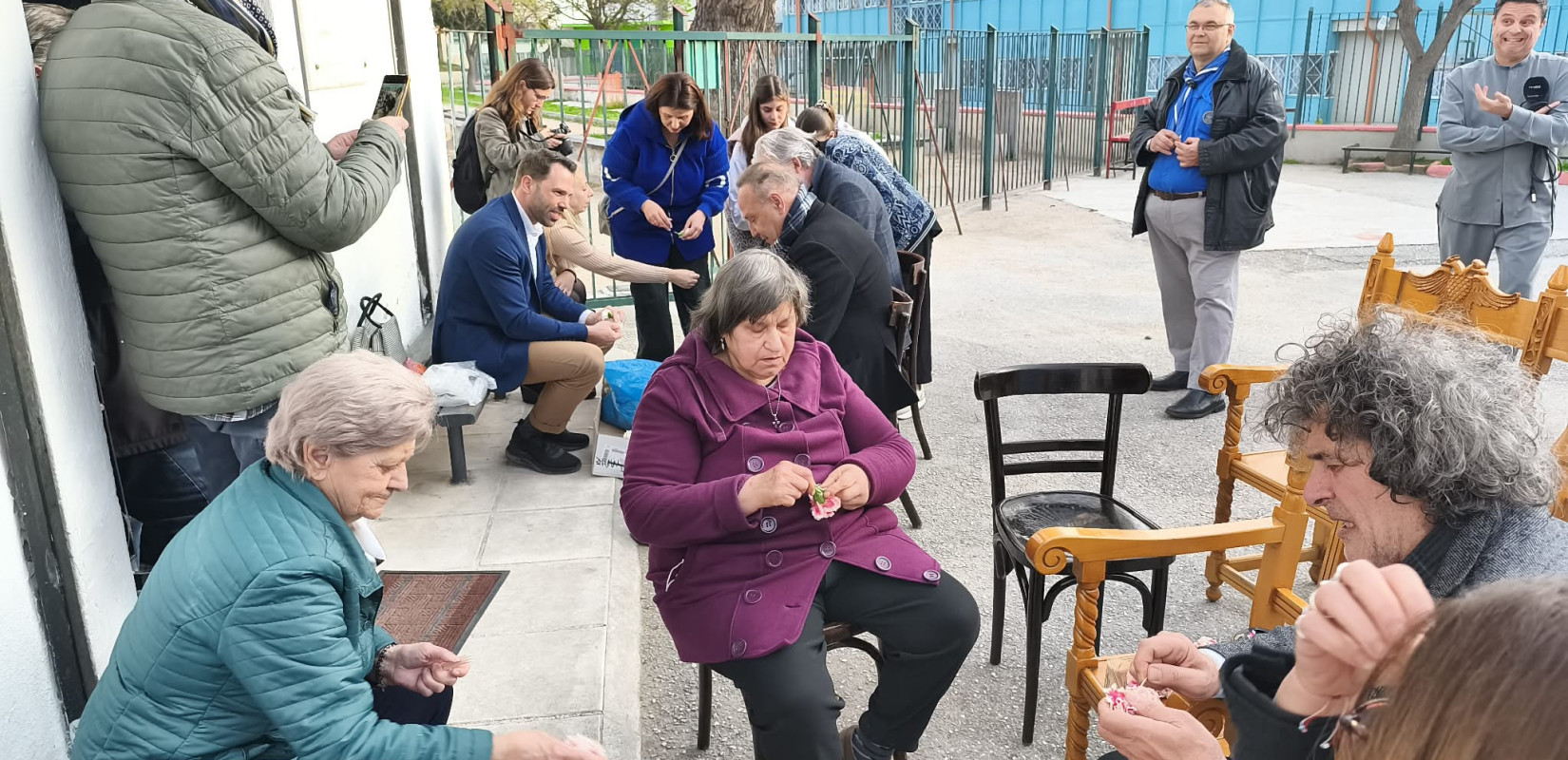 Θεσσαλονίκη: Πολίτες και αντιδήμαρχοι στόλισαν και φέτος τον επιτάφιο στο παρεκκλήσι των Τριών Μαρτύρων Ειρήνης Αγάπης και Χιονίας (βίντεο)