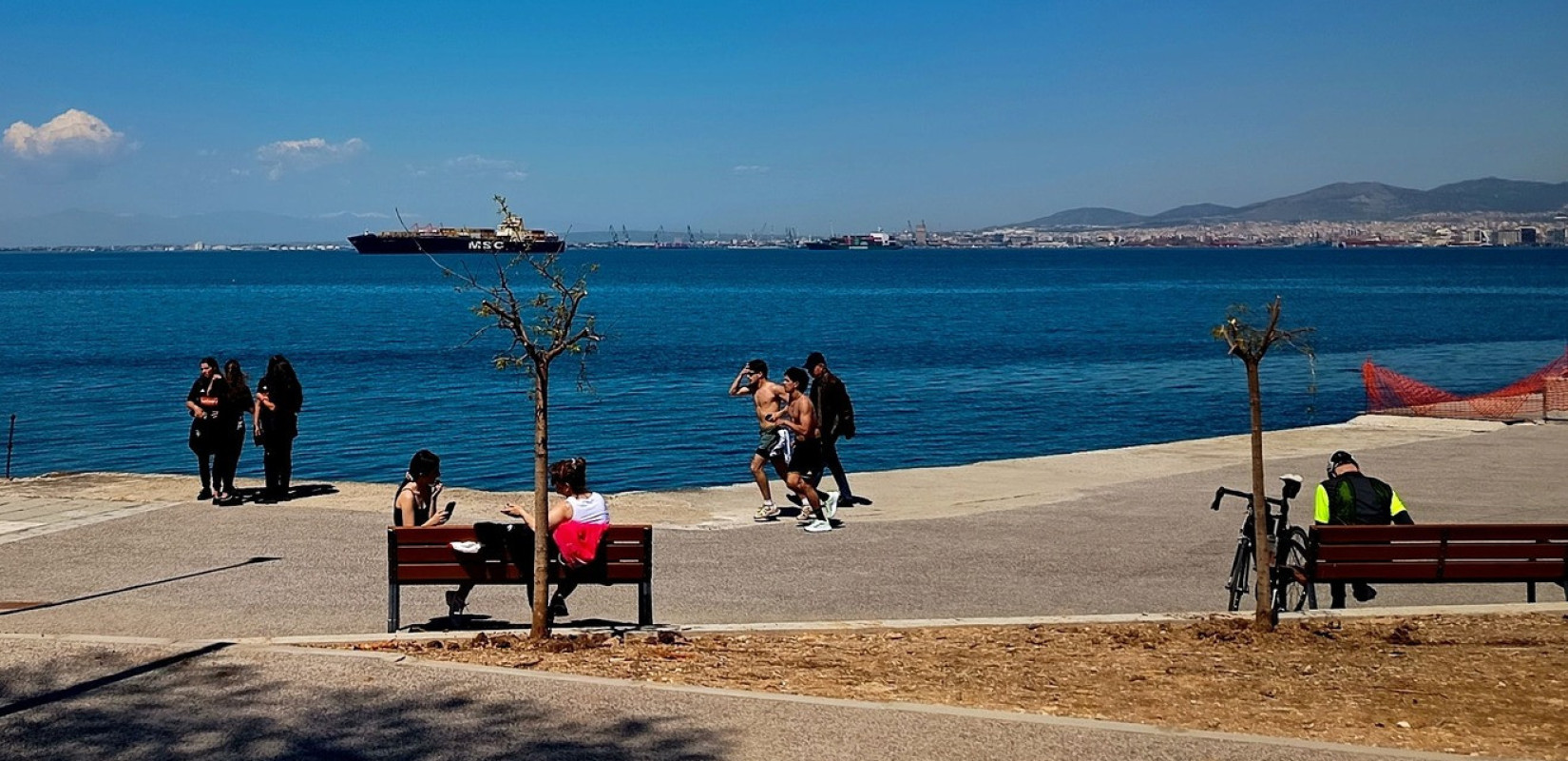 Θεσσαλονίκη: Παρεμβάσεις στο ξύλινο ντεκ της Νέας Παραλίας και φυτεύσεις κοντά στο Μέγαρο Μουσικής