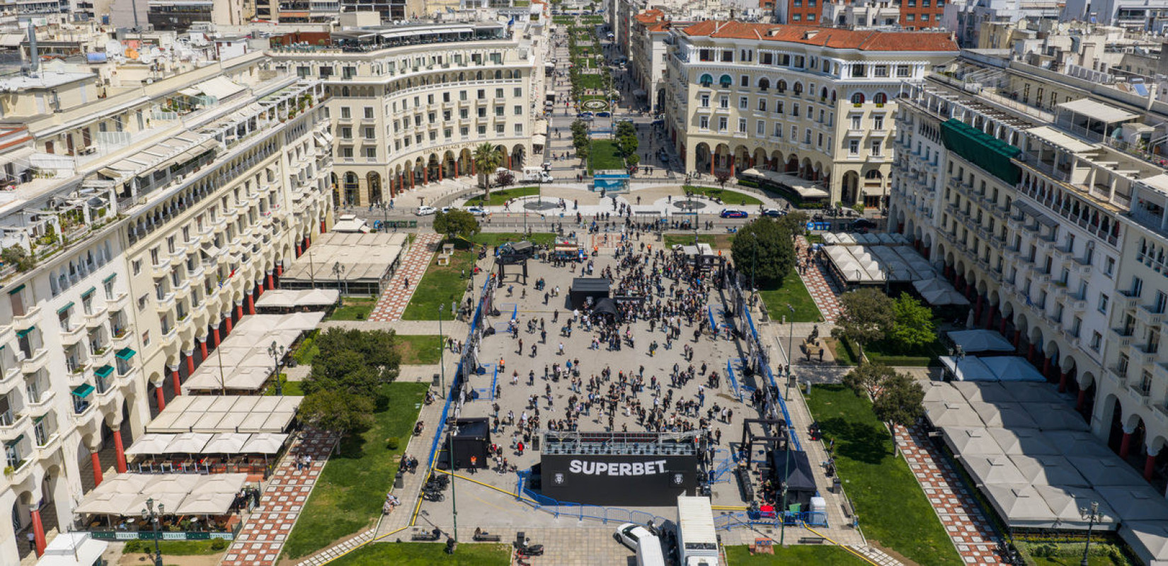 Γιορτή ΠΑΟΚ: Η πλατεία Αριστοτέλους «ντύθηκε» στα ασπρόμαυρα (βίντεο)