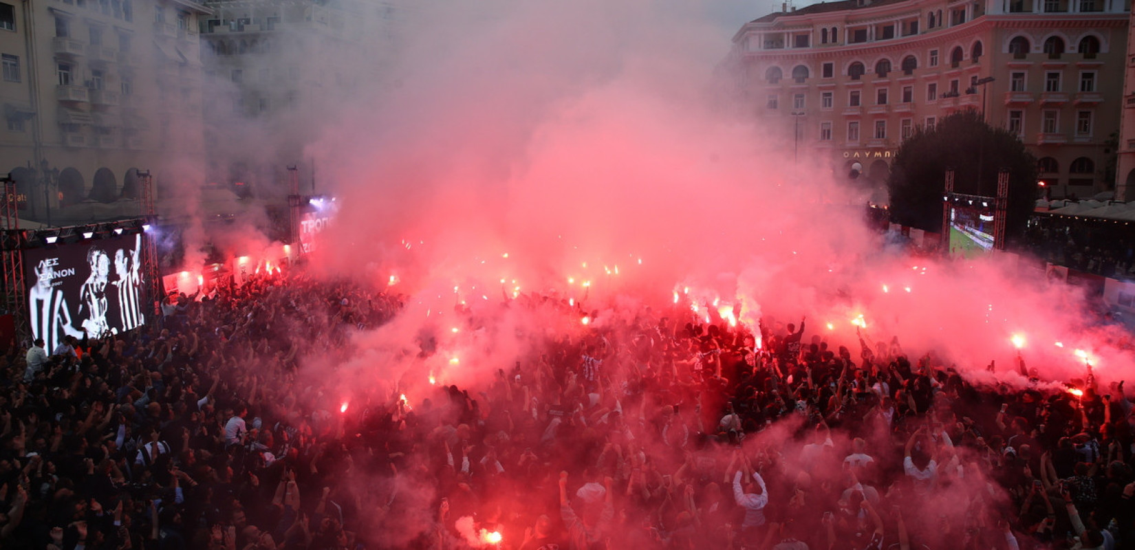 100 χρόνια ΠΑΟΚ: Χιλιάδες φίλοι της ομάδας μετέτρεψαν την πλατεία Αριστοτέλους σε… Τούμπα (βίντεο)