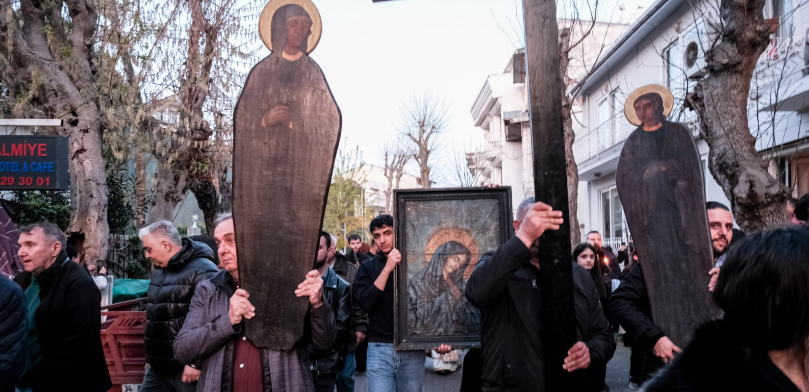 Ρίγη συγκίνησης στην Πρίγκηπο: Η περιφορά του Επιταφίου στα σοκάκια των Πριγκιποννήσων