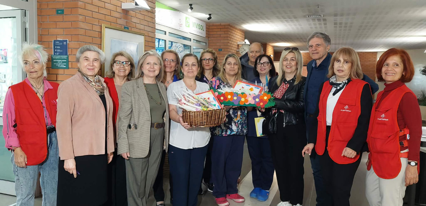 Μια «αγκαλιά» από λαμπάδες και χρώματα για τα παιδιά του Νοσοκομείου «Παπαγεωργίου»