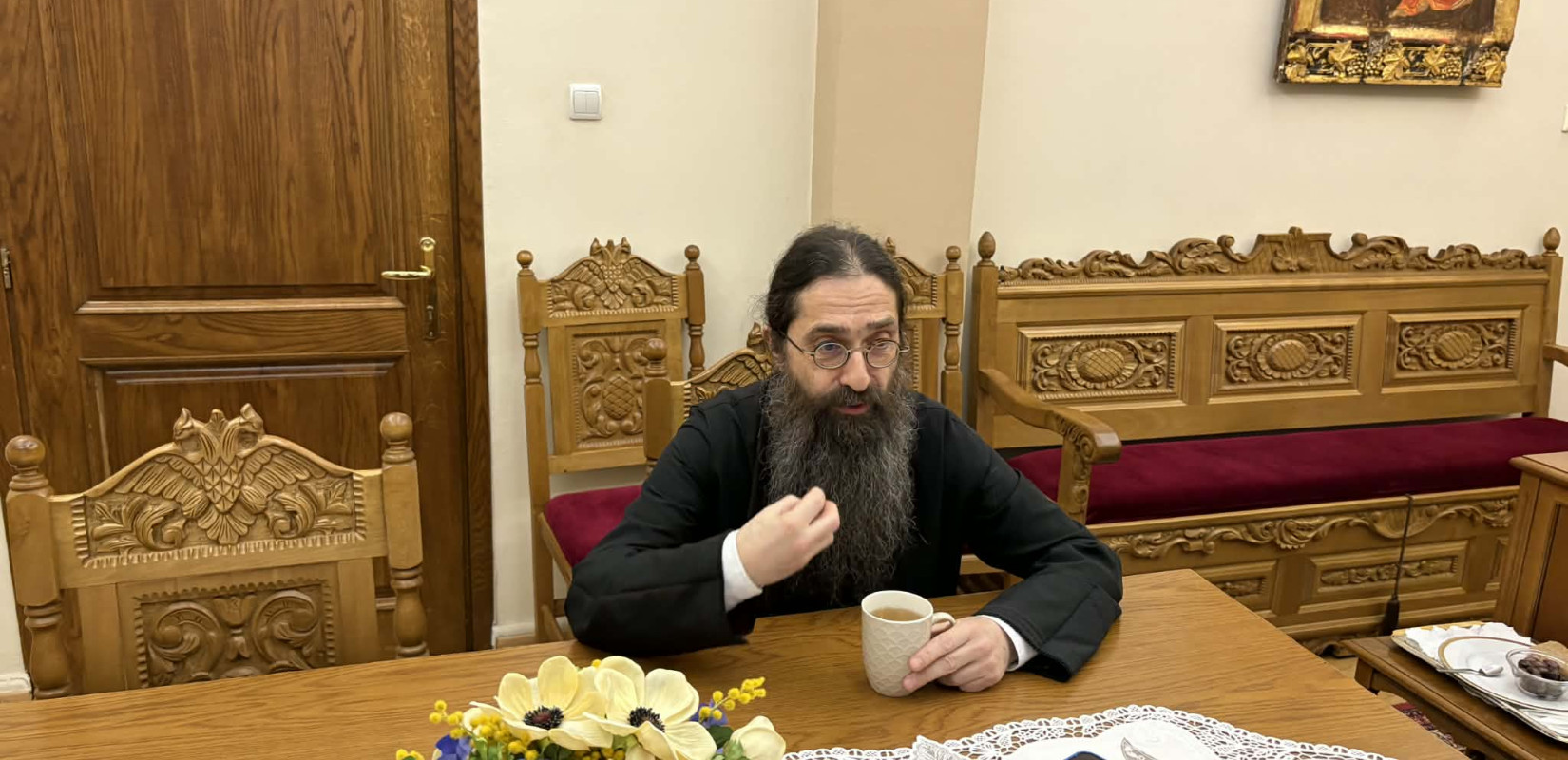 Πρωϊνός καφές με τον πατέρα Βαρνάβα Γιάγκου (βίντεο)