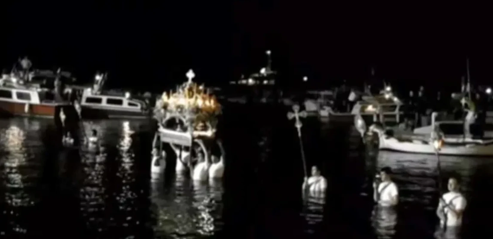 Ύδρα: Μέσα στη θάλασσα η περιφορά του Επιταφίου στο Καμίνι (βίντεο)