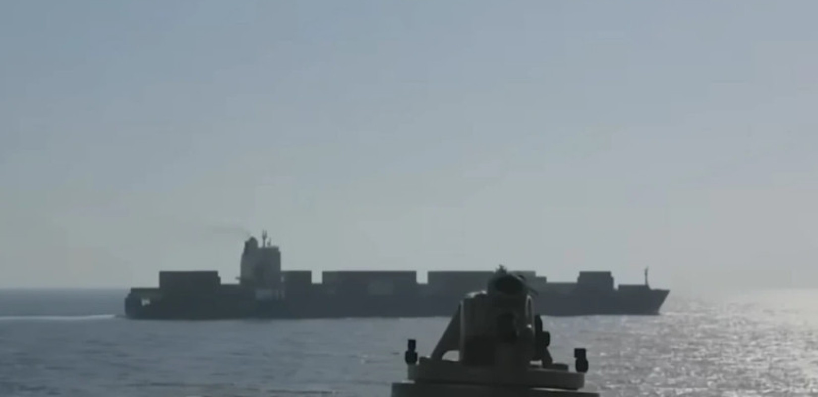 Βίντεο με τα πυρά αντιτορπιλικού των ΗΠΑ προς ιρανικό πλοίο: «Εκκενώστε το μηχανοστάσιο, ετοιμαζόμαστε για πυρά ακινητοποίησης»