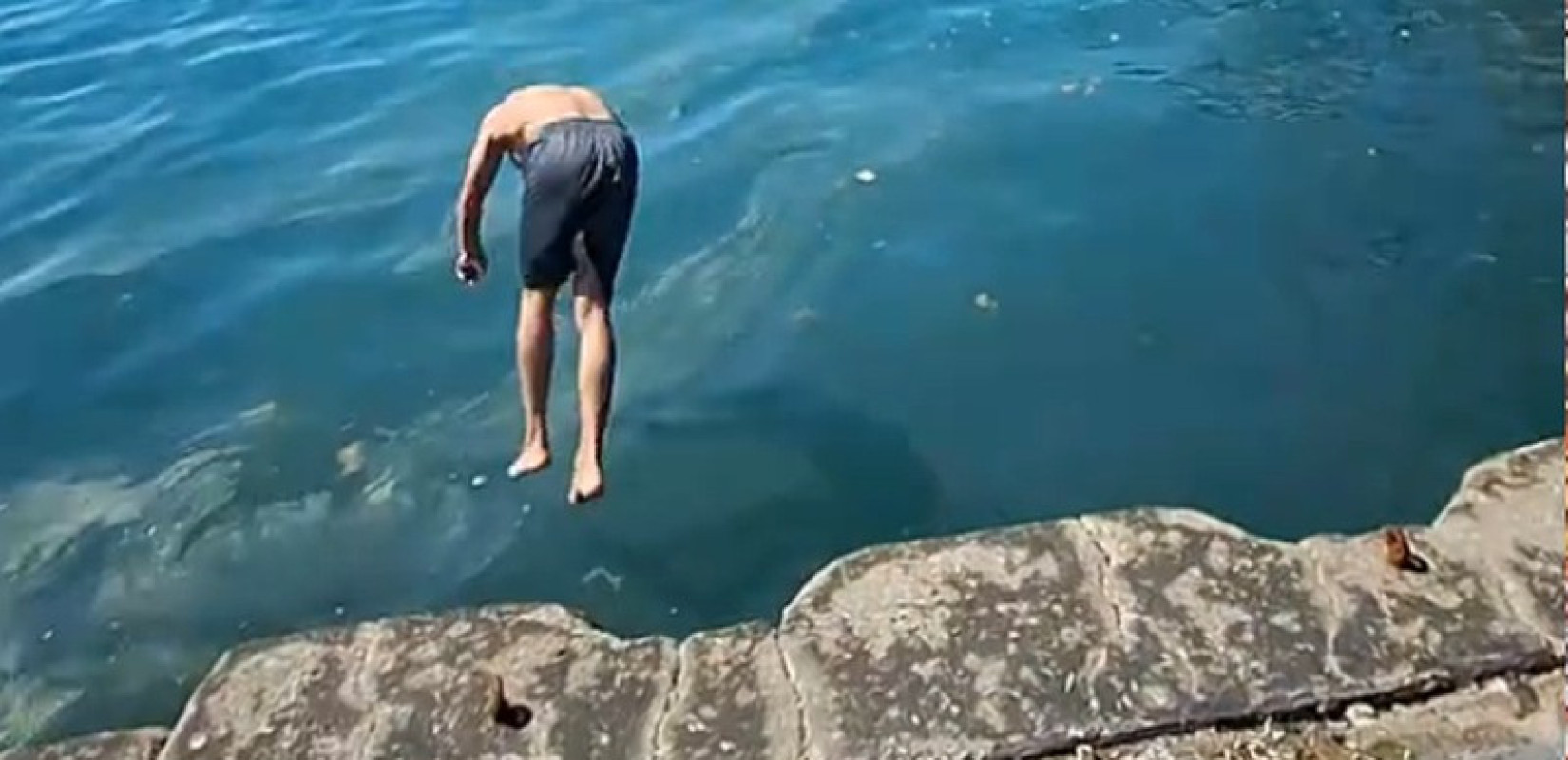 Θεσσαλονίκη: Όταν ο Θερμαϊκός έγινε… πισίνα - Νεαρός βουτάει μπροστά στον Λευκό Πύργο και γίνεται viral (βίντεο)