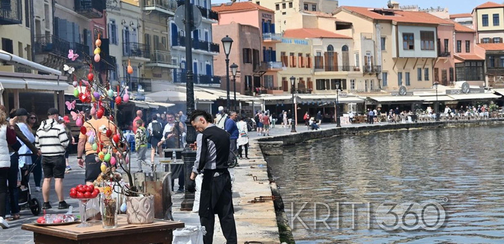 Πάσχα στα Χανιά: Οι τουρίστες χαζεύουν τις σούβλες στο Ενετικό Λιμάνι