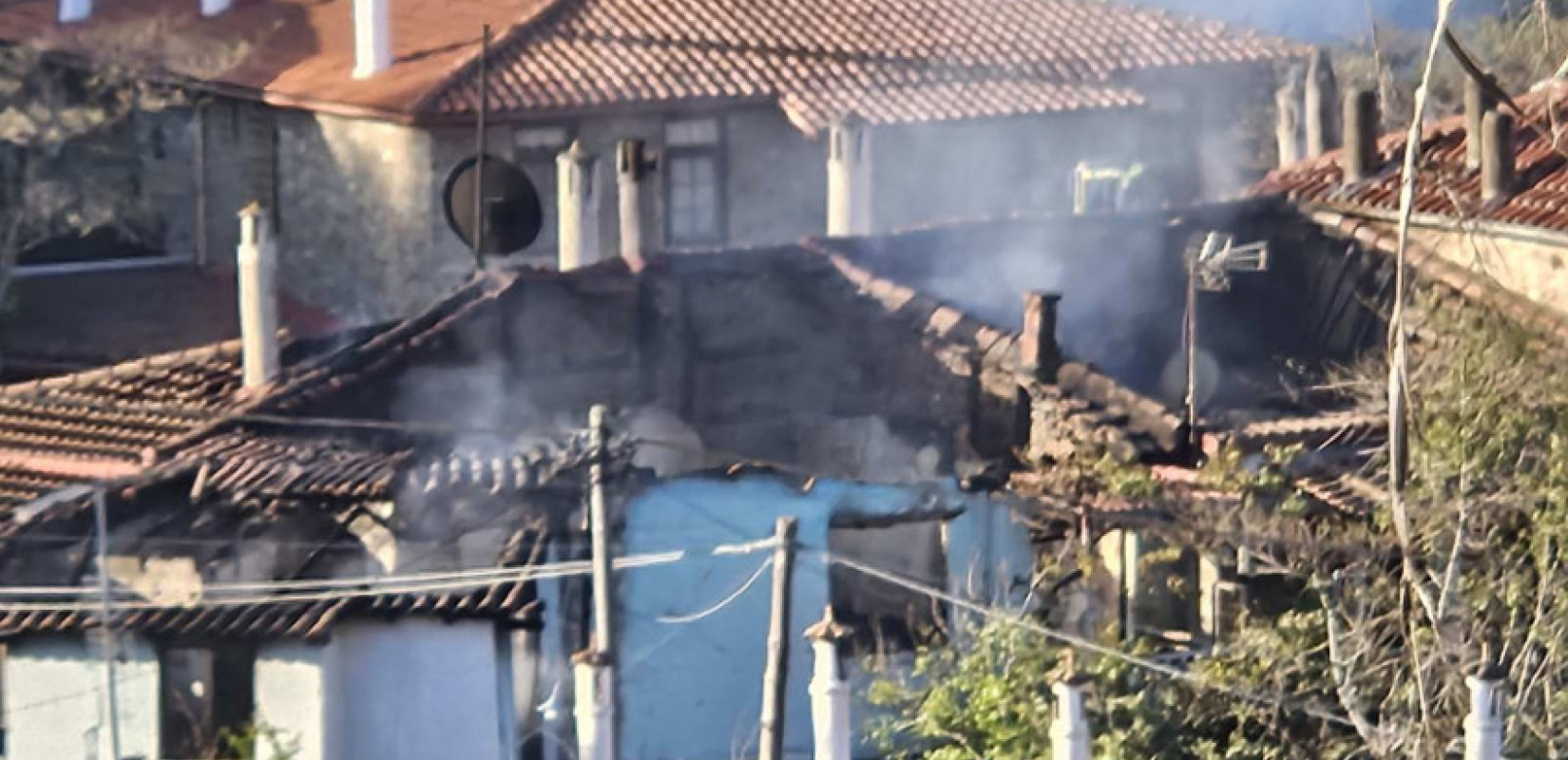 Χαλκιδική: Στάχτη τρία σπίτια από τη φωτιά που ξέσπασε τη νύχτα στη Νικήτη - Εικόνες καταστροφής