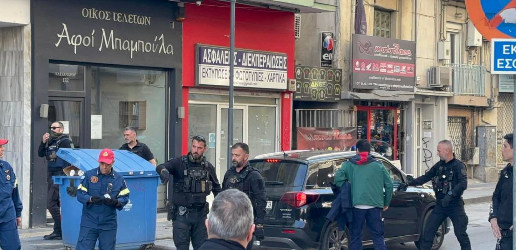 Θεσσαλονίκη: Απομακρύνθηκε μετά από αστυνομική επιχείρηση ο 20χρονος από το μπαλκόνι στην Κασσάνδρου (βίντεο)