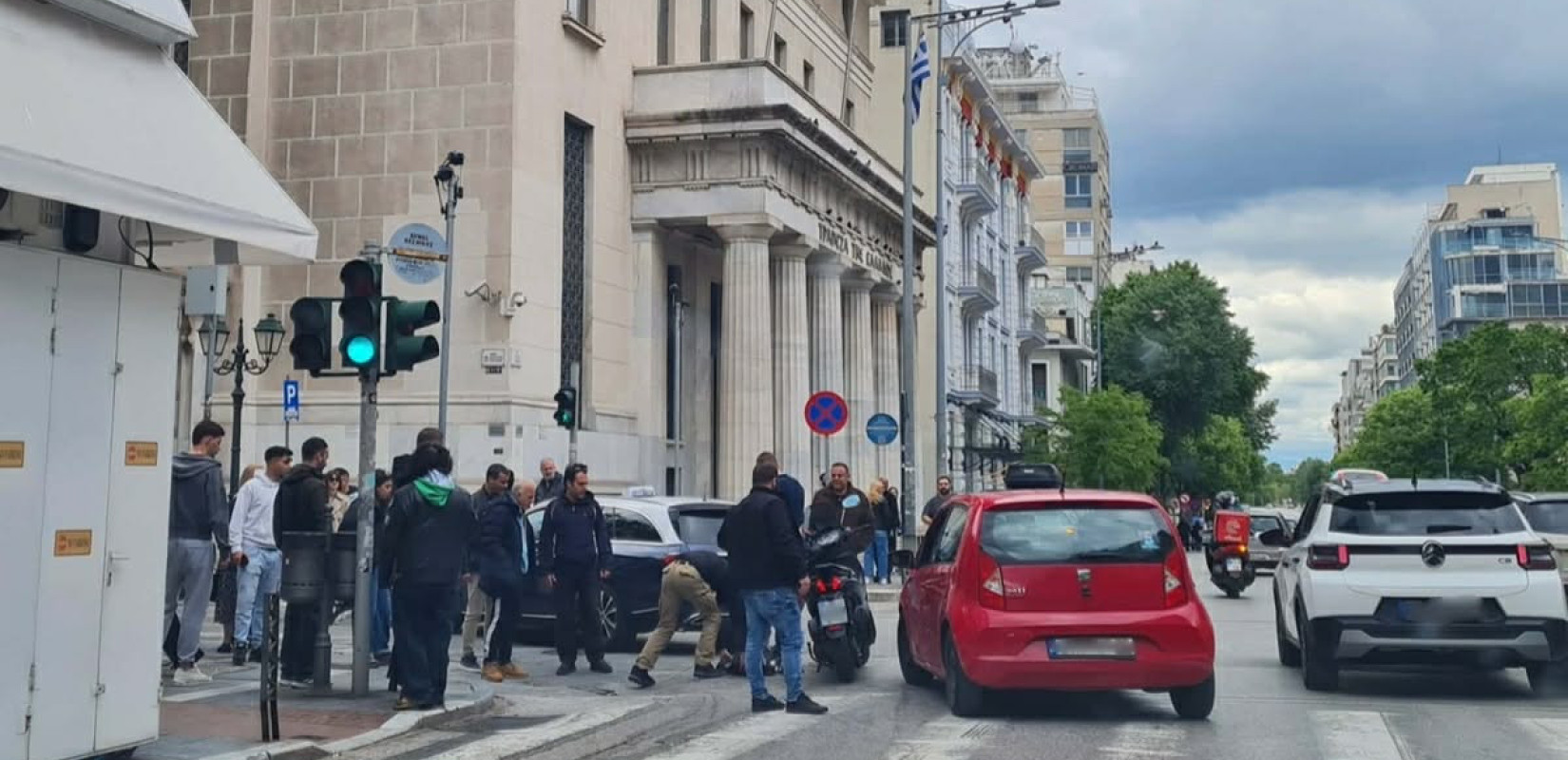 Θεσσαλονίκη: Τροχαίο ατύχημα με μηχανή και ΙΧ στο κέντρο της πόλης