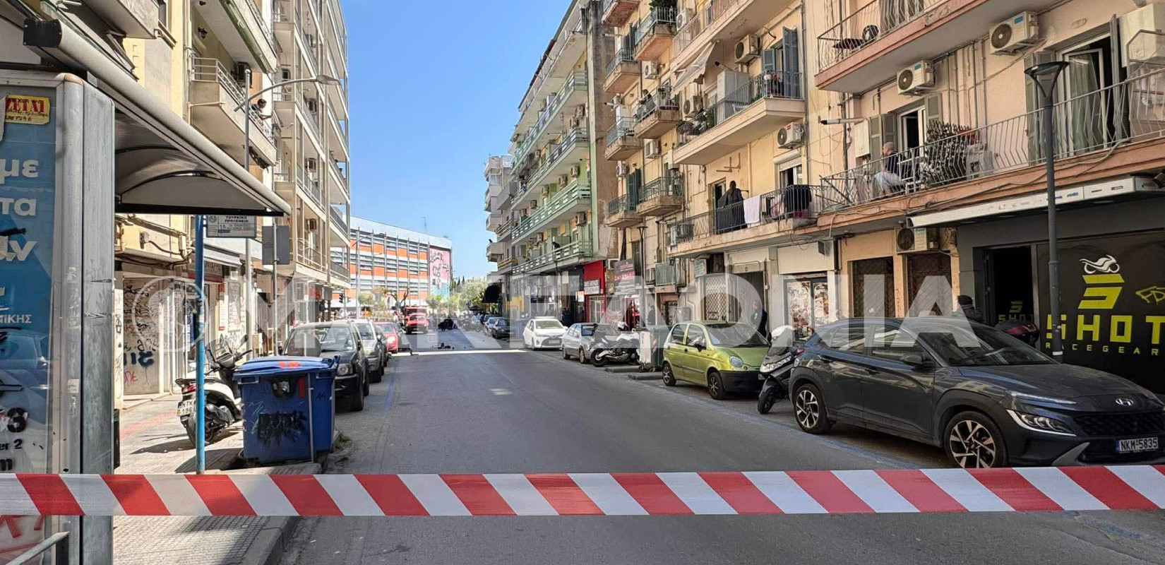 Συναγερμός στη Θεσσαλονίκη: 20χρονος σε μπαλκόνι πολυκατοικίας στο κέντρο - Διαπραγματευτές στο σημείο