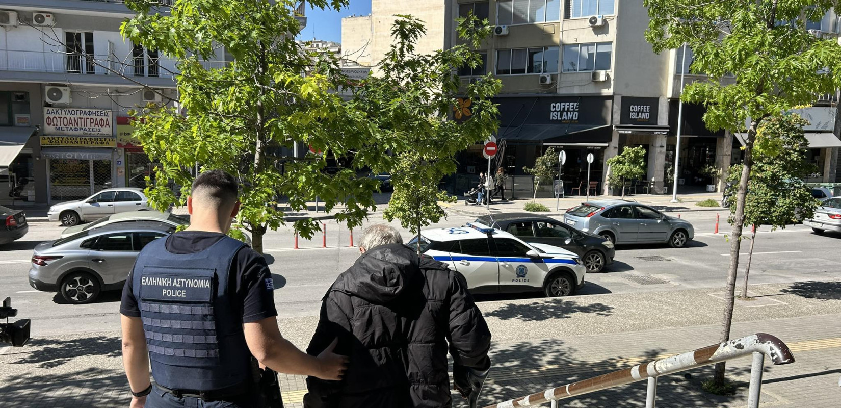 Θεσσαλονίκη: Για απόπειρα ληστείας κατηγορείται ο 67χρονος που μπήκε σε τράπεζα με σφυρί
