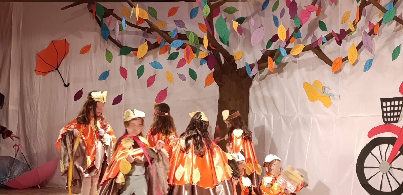 Ωραιόκαστρο: Παιδιά των παιδικών σταθμών παρουσίασαν με θεατρικά δρώμενα με τη συμμετοχή του Γρ. Βαλτινού