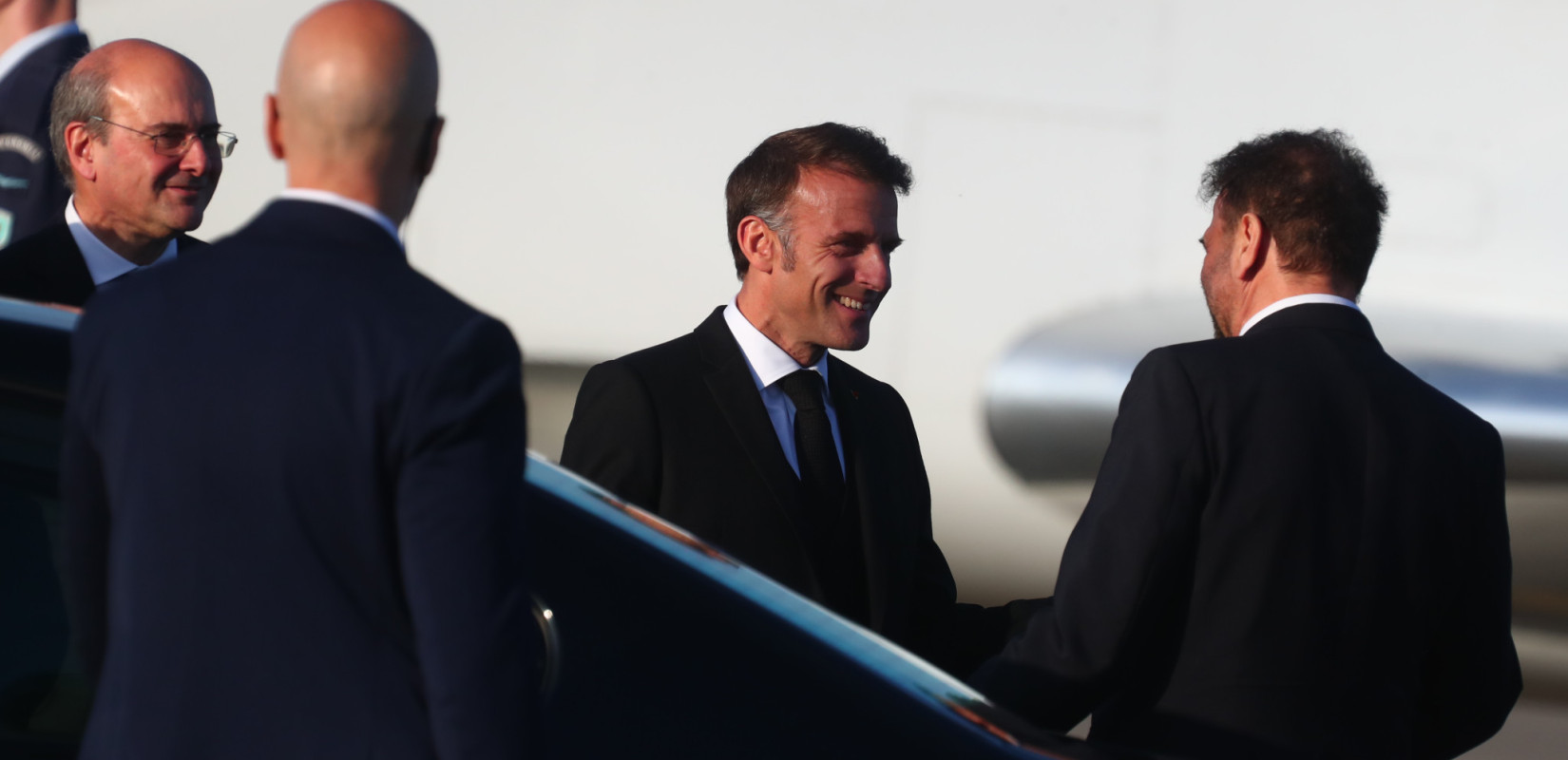 Με καθυστέρηση έφτασε ο Μακρόν στην Αθήνα: Κατευθείαν στη συζήτηση με Μητσοτάκη, θα ακολουθήσει δείπνο (φωτό)