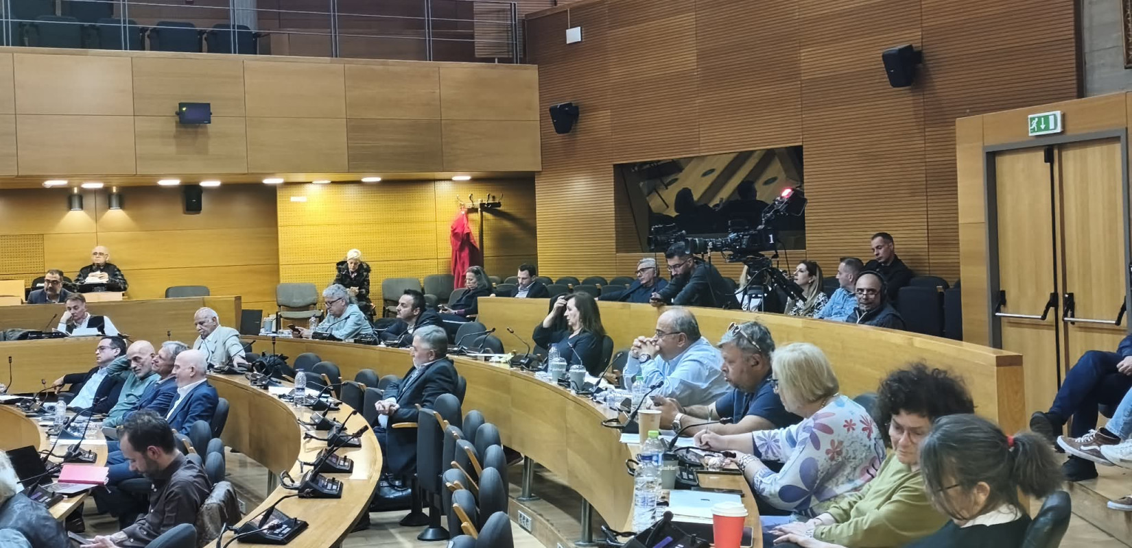 Ένταση στο Δημοτικό Συμβούλιο Θεσσαλονίκης: Διαμαρτυρία με «χαρτάκια» κατά της ονοματοδοσίας πάρκου «Γιάννης Μπουτάρης» (βίντεο)