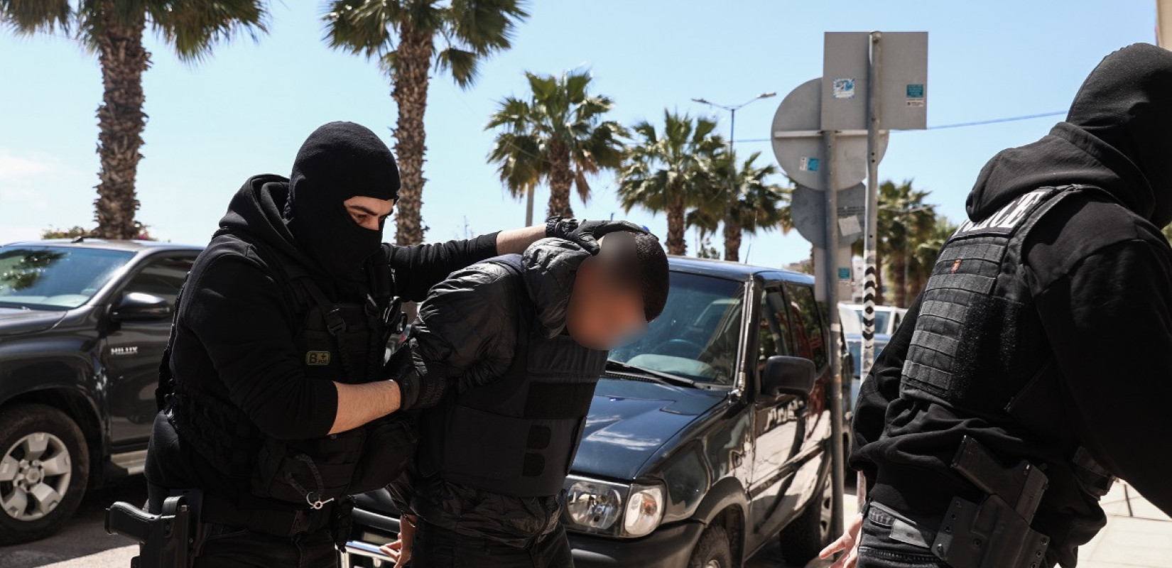 Δολοφονία στον Άγιο Δημήτριο: Δίωξη για υπόθαλψη εγκληματία στον 18χρονο και τις κοπέλες