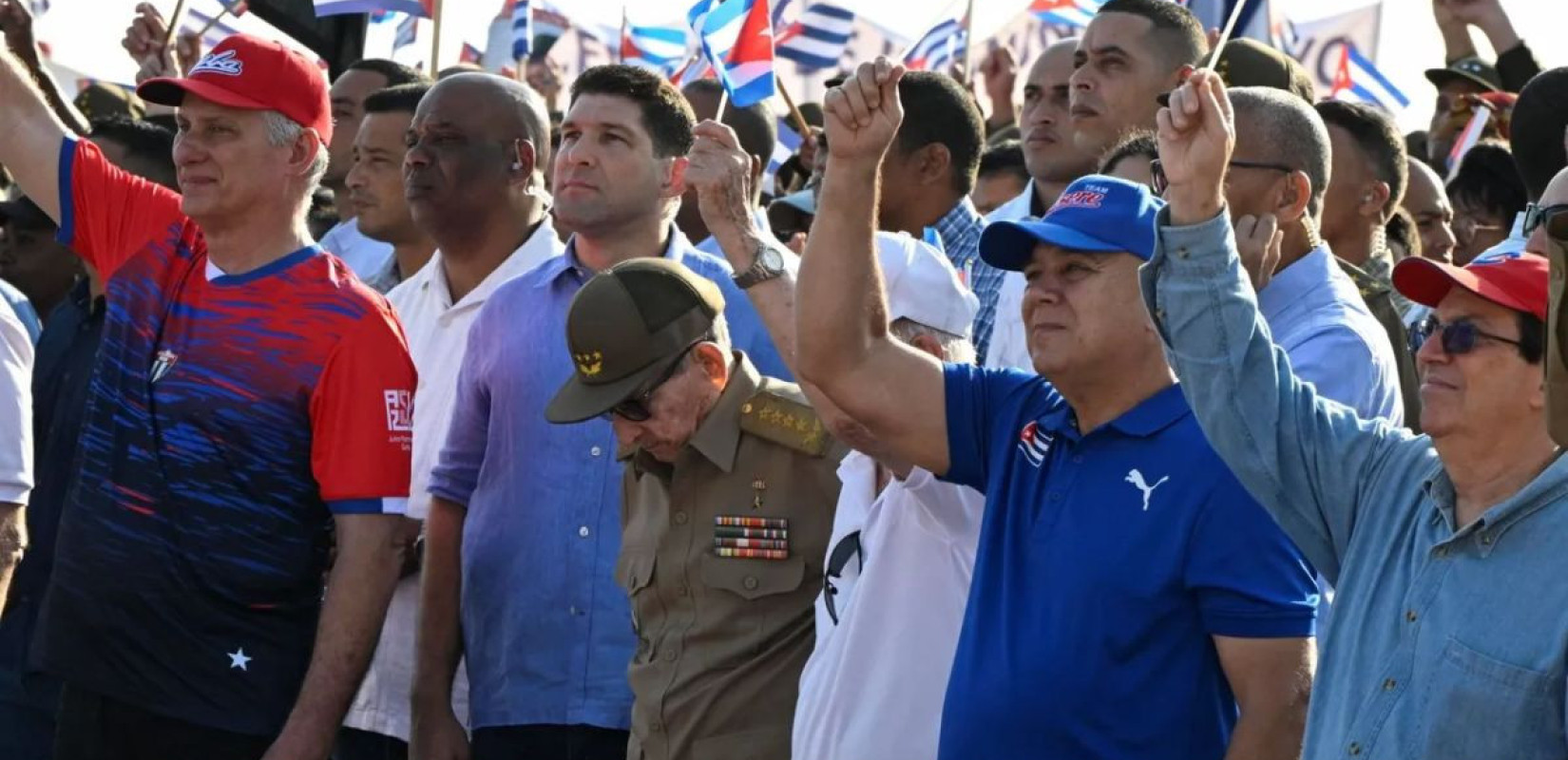Φωτογραφία από την πρόσφατη διαδήλωση κατά των αμερικανικών κυρώσεων - Τέρμα αριστερά ο πρόεδρος Κανέλ - Πηγή: https://www.trtworld.com/article/a399cb90808b