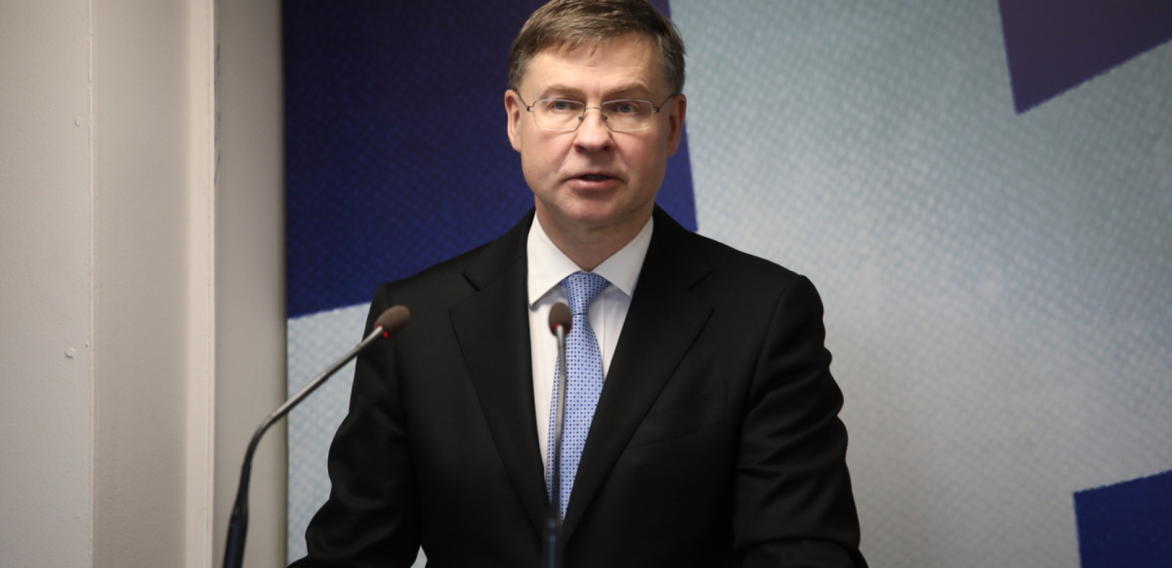 «Ύμνοι» Ντομπρόβσκις για την Ελλάδα: «Στις οικονομίες με τις ισχυρότερες επιδόσεις στην ΕΕ - Όλοι μπορούμε να μάθουμε από τις αποφασιστικές μεταρρυθμιστικές προσπάθειες της»