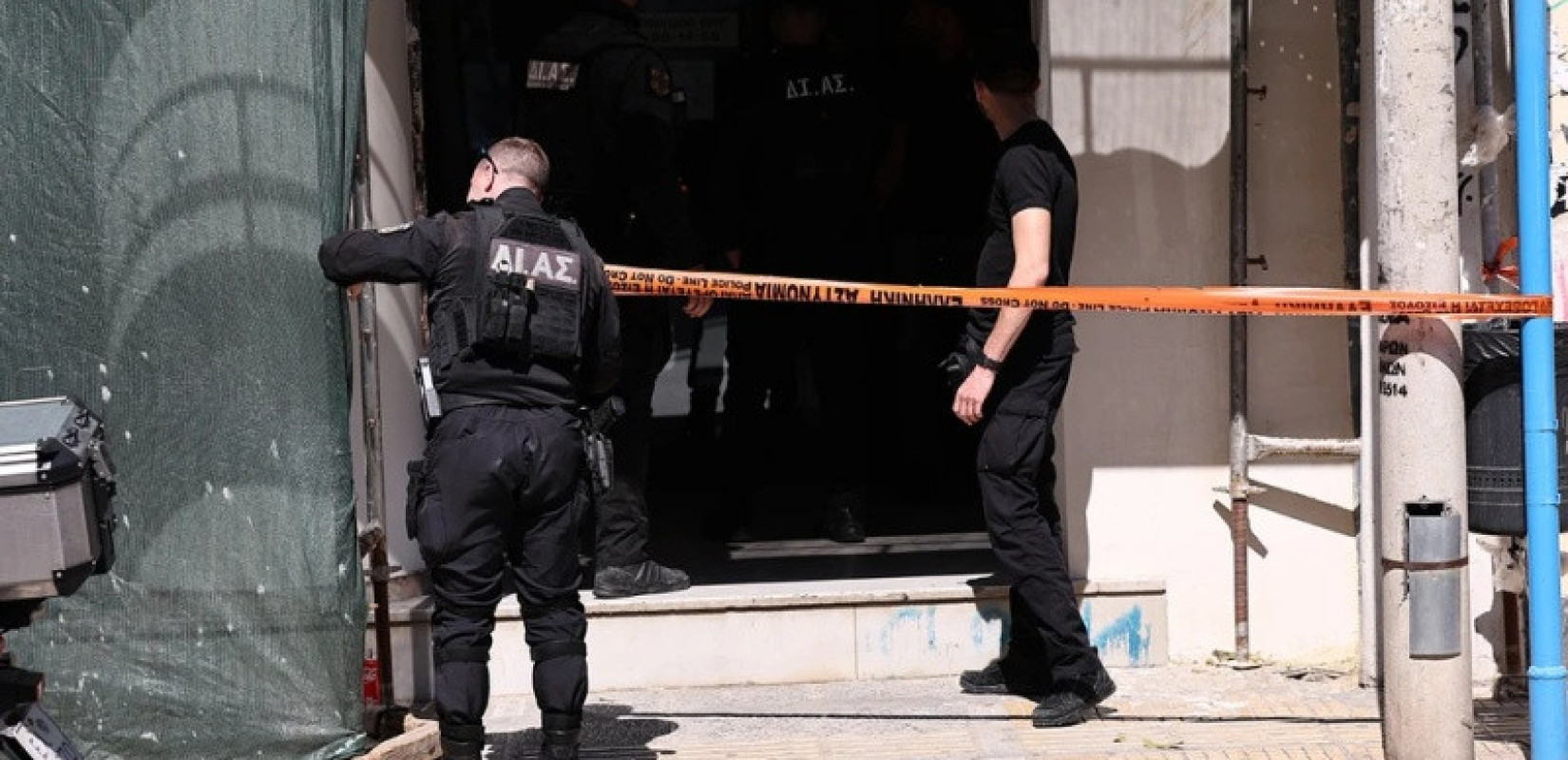 Αθήνα: Αιματηρές επιθέσεις σε ΕΦΚΑ και Εφετείο με πέντε τραυματίες – Σε εξέλιξη ανθρωποκυνηγητό για τον εντοπισμό του δράστη